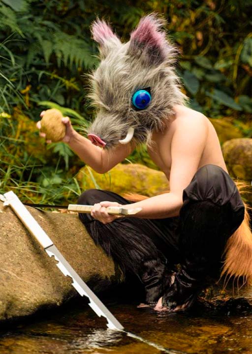 Incrível Cosplay de Inosuke de Demon Slayer
