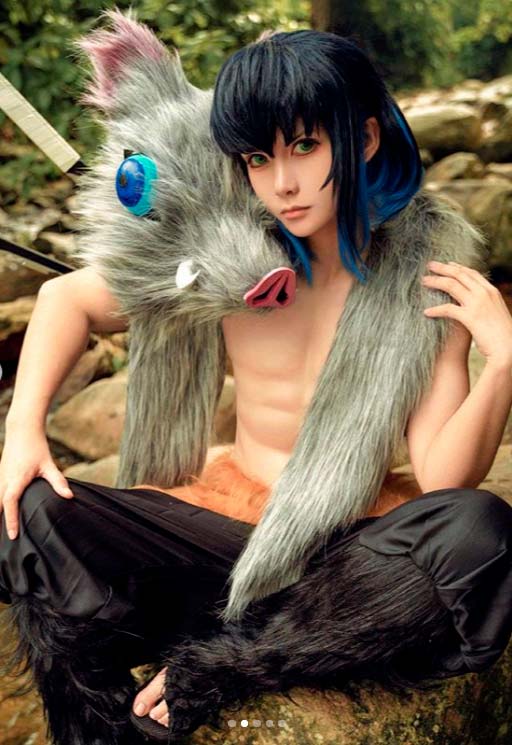 Incrível Cosplay de Inosuke de Demon Slayer