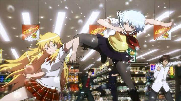 Personagens do anime durante um combate.