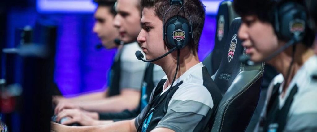 Jogadores profissionais da ‘League of Legends’ participam de competição da liga europeia.