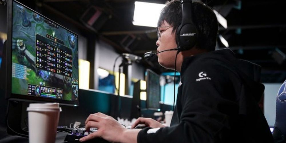 Imagem da matéria: Sports nas Olimpíadas. O jogador Chen Zebin durante a final do League of Legends 2020 Worlds (Foto: Lintao Zhang/Riot Games via Getty Images)