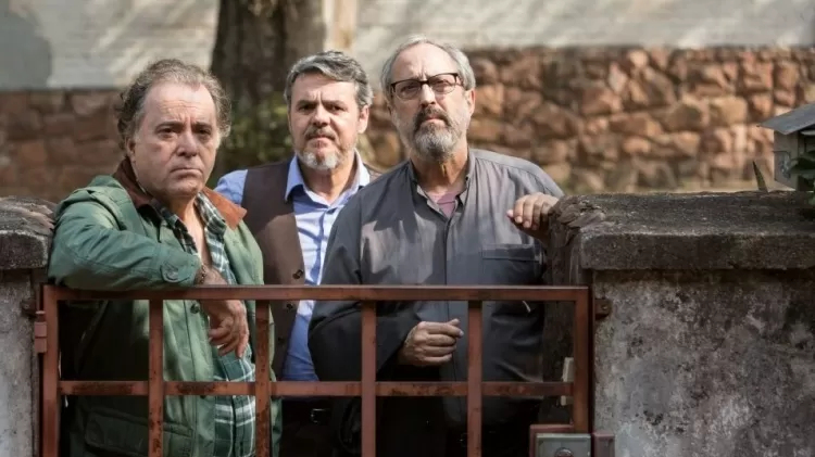 Pedro, personagem de Tony Ramos, reencontra os amigos Ivan (Cássio Gabus Mendes) e Mariano (Ary França). Imagem: Divulgação.