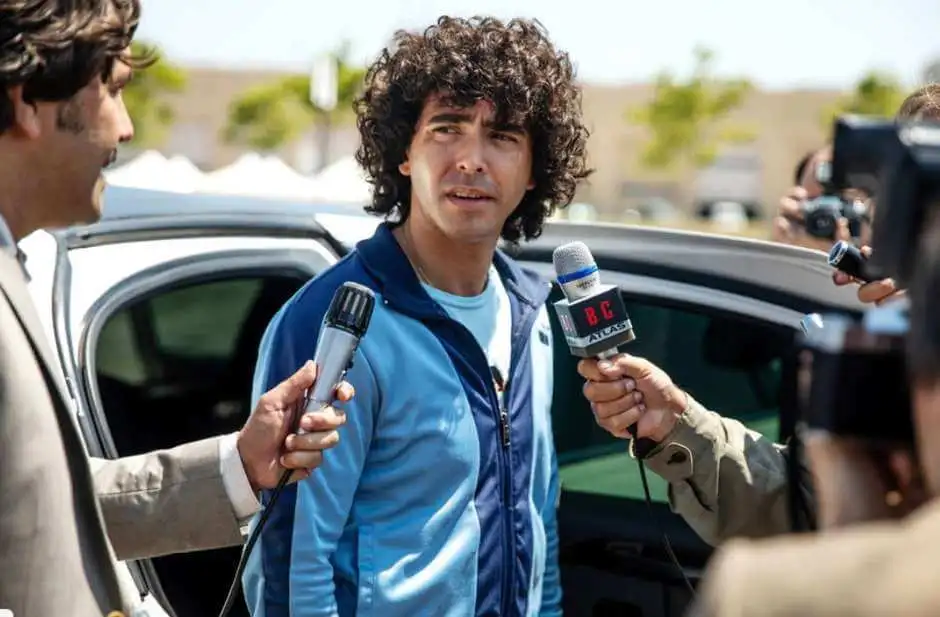 Maradona (Nazareno Casero) em entrevista a repórteres, em sua passagem no Napoli