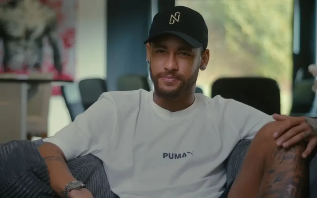 neymar, de boné e camisa casual em sua casa durante entrevista na série neymar - o caos perfeito