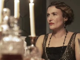 Lyndsey Marshall como Agatha Christie em "Agatha and the Curse of Ishtar" (Foto: IMDb)