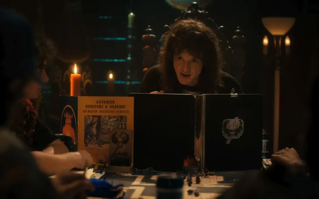 Eddie comanda partida de Dungeons and Dragons em Stranger Things. Divulgação/Netflix