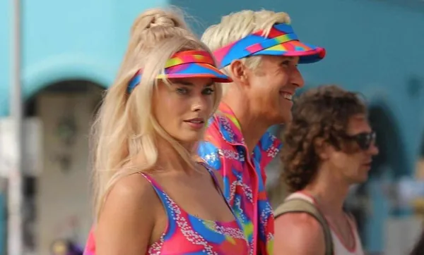 Imagem de bastidores com Margot Robbie e Ryan Gosling