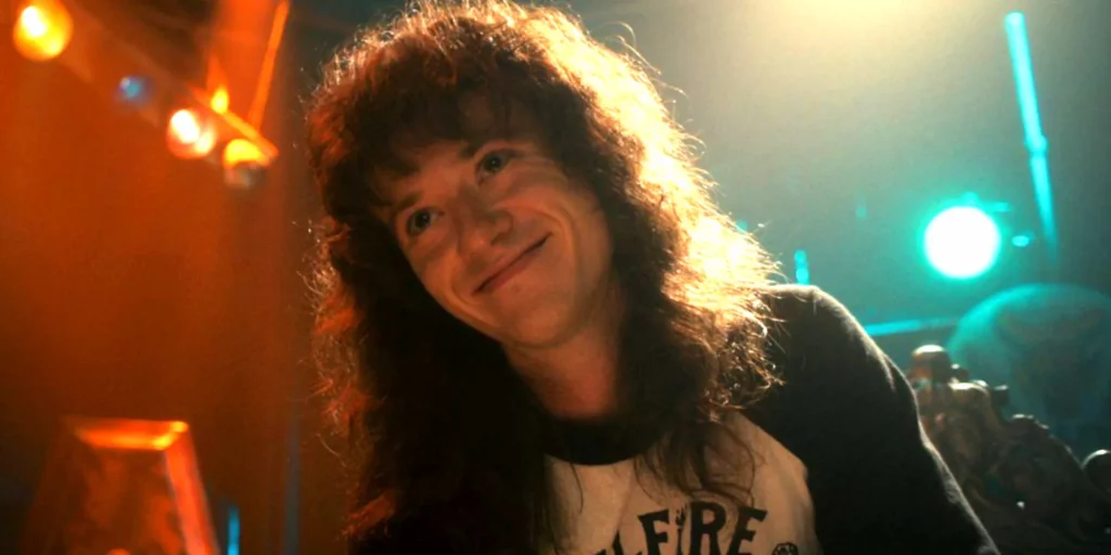 Joseph Quinn interpretando Eddie Munson em Stranger Things. Divulgação/Netflix