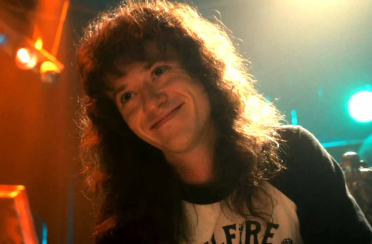 Joseph Quinn interpretando Eddie Munson em Stranger Things. Divulgação/Netflix