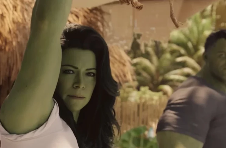 Mark Ruffalo como Hulk e Tatiana Maslany como Mulher Hulk em Mulher-Hulk: Defensora de Heróis (Imagem: Marvel)