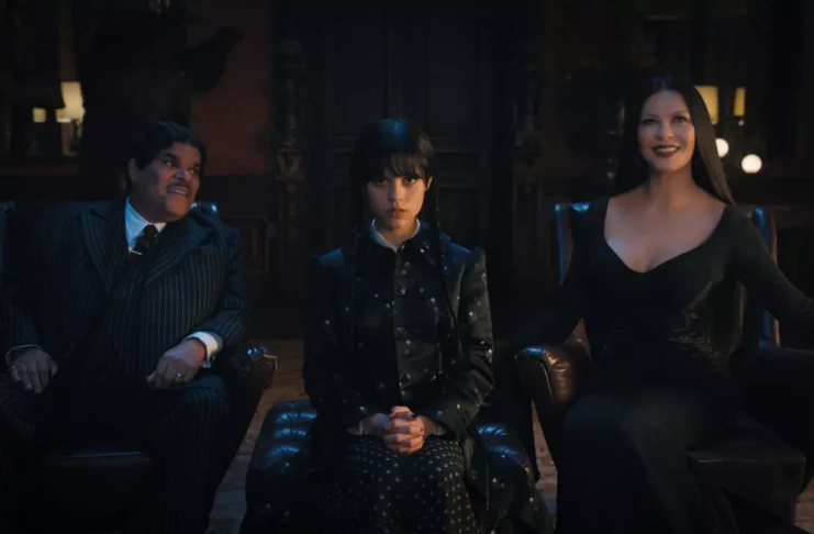 Luis Gúzman como Gomez Addams, Jenna Ortega como Wandinha e Catherine Zeta-Jones como Morticia Adams (Foto: Netflix)