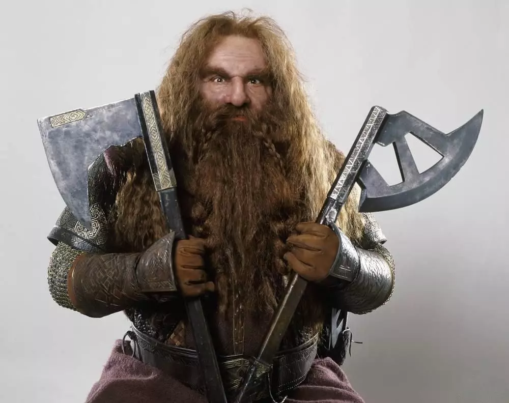 John Rhys-Davies como Gimli em Senhor dos Anéis, segurando seus machados