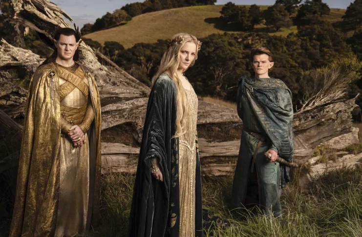 O alto-rei Gil-galad (Benjamin Walker), a guerreira Galadriel (Morfydd Clark) e o sábio Elrond (Robert Aramayo). Eles apareceram na trilogia de Peter Jackson, vividos por outros atores — com destaque para Cate Blanchett e Hugo Weaving na pele dos dois últimos. – Ben Rothstein/Amazon Prime Video/.