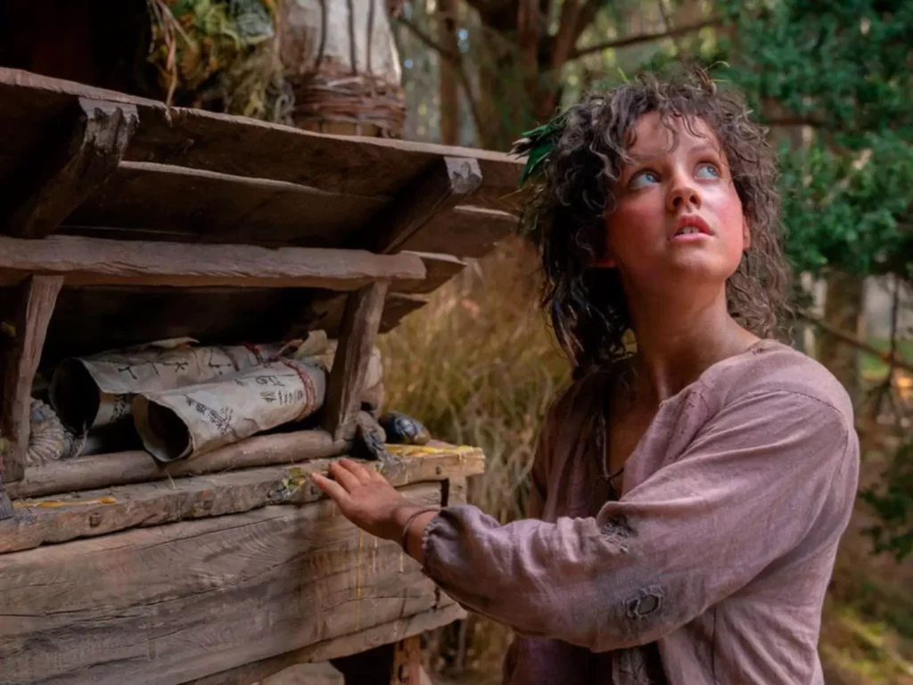 Markella Kavenagh é Nori, uma pé-peludo, em "O Senhor dos Anéis: Os Anéis de Poder" Ben Rothstein /Prime Video