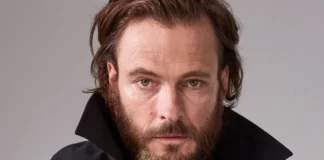 O elenco principal de 1899, série da Netflix: atores, personagens e filmografia Andreas Pietschmann como Eyk Larsen