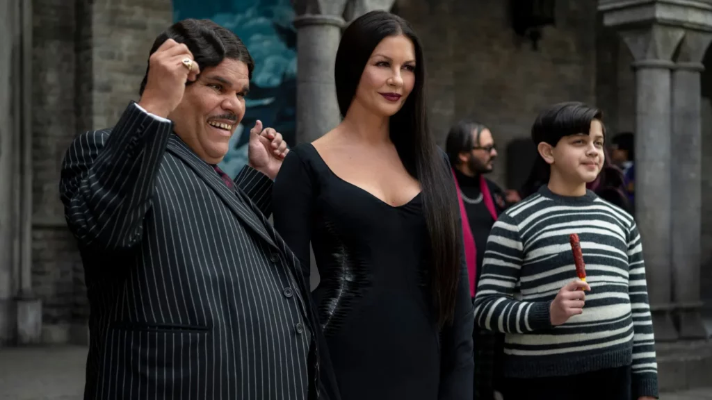 Catherine Zeta-Jones, Luiz Guzmán e Isaac Ordonez em Wandinha | Netflix