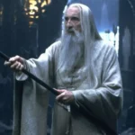 Saruman forjou seu próprio Anel de Poder Christopher Lee como Saruman em Senhor dos Anéis