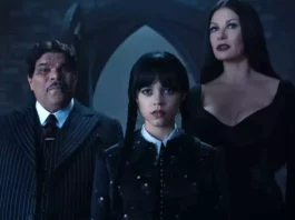 Luis Guzmán, Catherine Zeta-Jones e Jenna Ortega na série Wandinha da Netflix