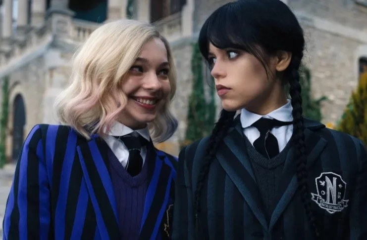 Emma Myers como Enid Sinclair e Jenna Ortega como Wandinha, em nova série da Netflix