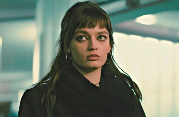 Emma Mackey em Sex Education.