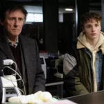 Tudo sobre Dead Boy Detectives À direita, Ty Tennant como um dos Dead Boy Detective na série Doom Patrol. (HBO Max/Reprodução)