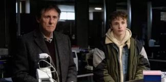 Tudo sobre Dead Boy Detectives À direita, Ty Tennant como um dos Dead Boy Detective na série Doom Patrol. (HBO Max/Reprodução)