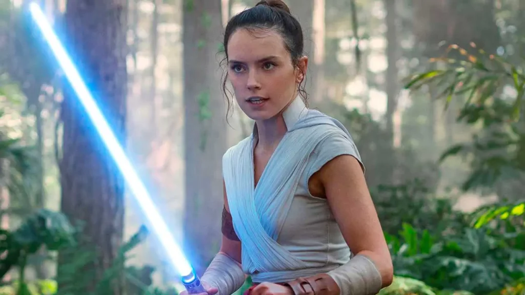 Daisy Ridley como a personagem Rey Skywalker, na franquia Star Wars