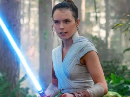 Daisy Ridley como a personagem Rey Skywalker, na franquia Star Wars