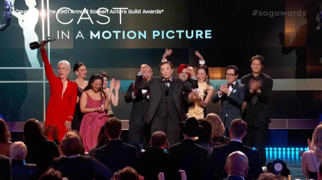 James Hong, à frente do elenco de Tudo em Todo Lugar ao Mesmo Tempo, no SAG Awards