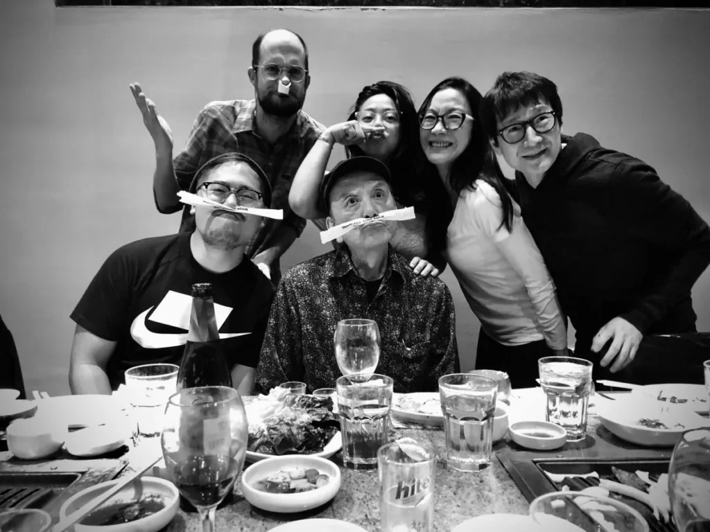 Em pé: Daniel Scheinert, Stephanie Hsu, Michelle Yeoh e Ke Huy Quan; sentados: Daniel Kwan e James Hong