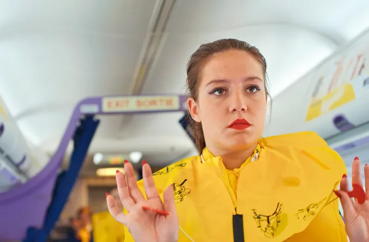 Adele Exarchopoulos interpretando Cassandre, uma jovem aeromoça de uma cia low cost em Bem Vindos a Bordo