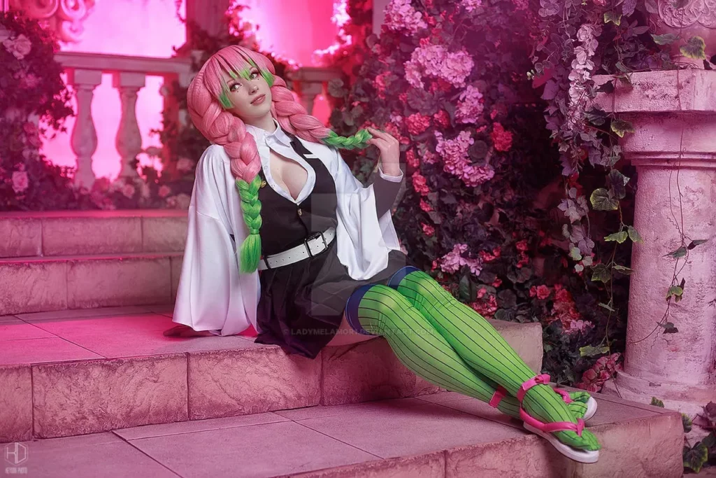 Cosplayer LadyMelamor1 recria o visual encantador da Mitsuri Kanroji de Demon Slayer (Kimetsu no Yaiba)