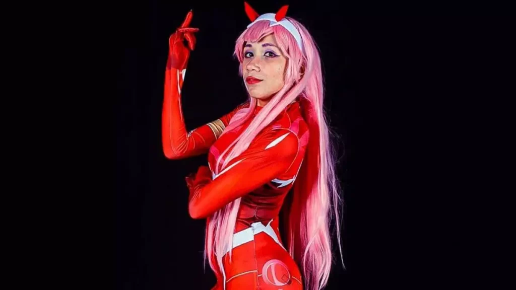 Sara Toushiro encanta com cosplay de Zero Two