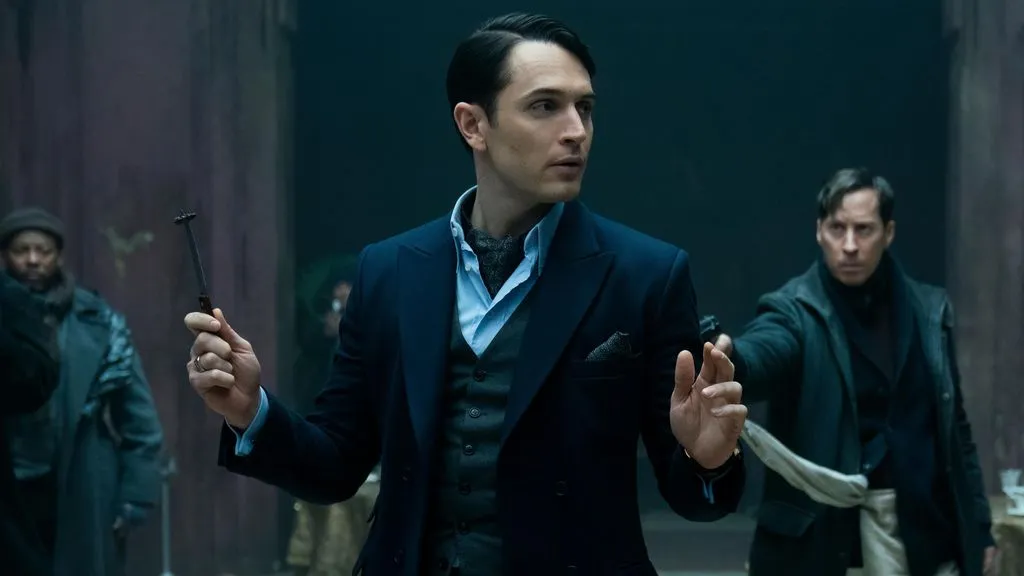 Colin Woodell é o jovem Winston em O Continental (Imagem: Reprodução/Lionsgate Television)