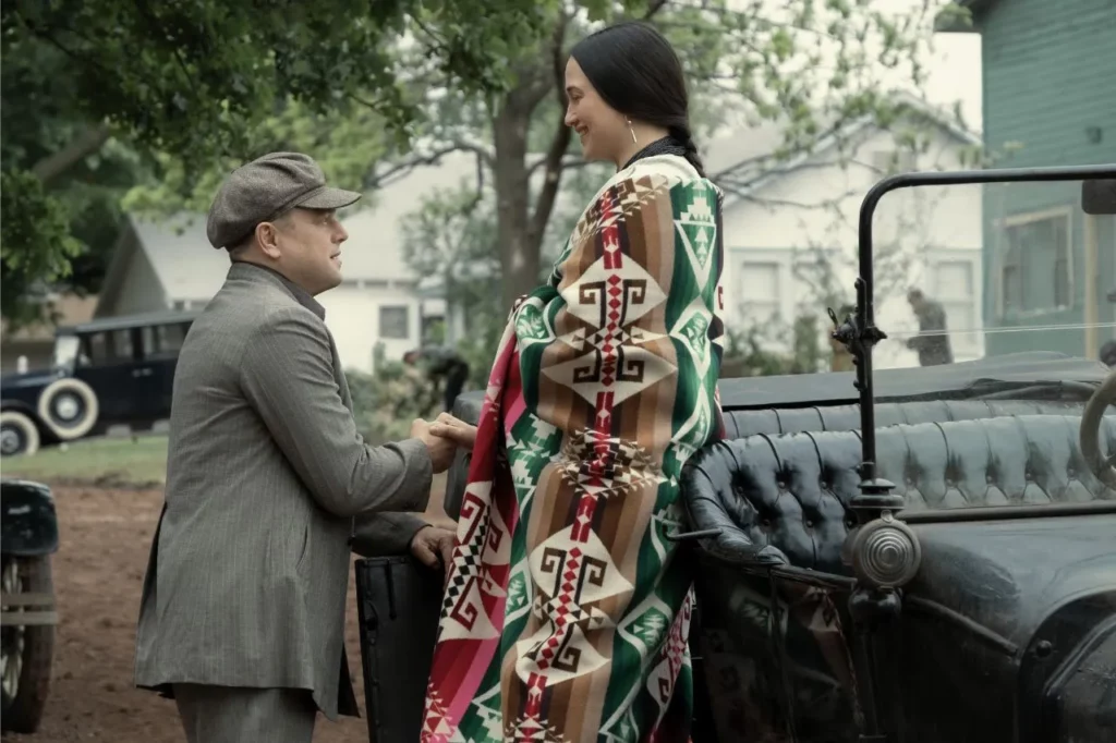 Leonardo DiCaprio e Lily Gladstone em “Assassinos da Lua das Flores”, estreia em 20 de outubro de 2023, na Apple TV+.