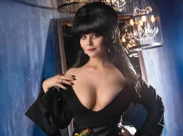 Cosplayer Disharmonica captura a essência de Elvira, a Rainha das Trevas, com perfeição / Reprodução: DeviantArt