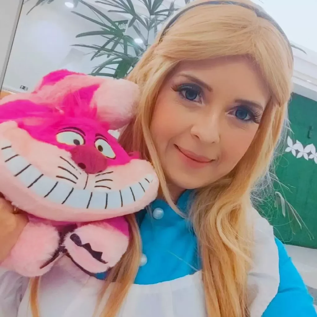 Alice ganha vida em caracterização da cosplayer brasileira Thaiza Montine