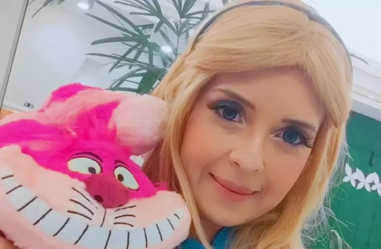 Alice ganha vida em caracterização da cosplayer brasileira Thaiza Montine