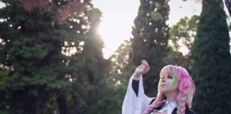 Italiana Artis chama a atenção com cosplay de Mitsuri Kanroji, de Demon Slayer: Kimetsu no Yaiba Italiana Artis chama a atenção com cosplay de Mitsuri Kanroji, de Demon Slayer Kimetsu no Yaiba