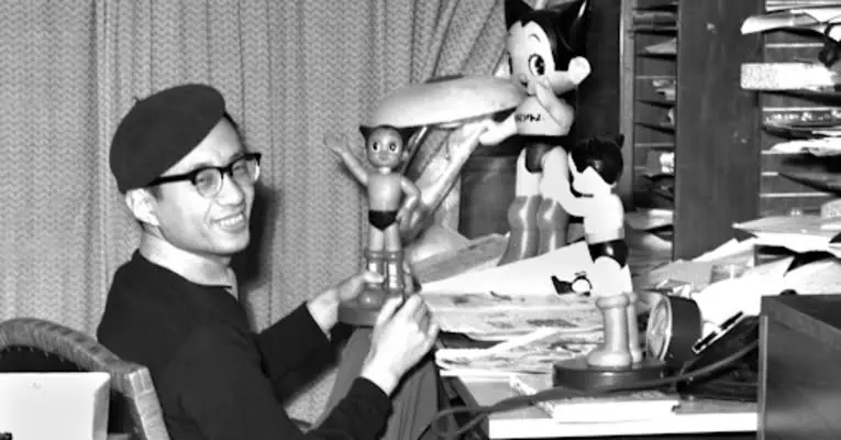 Osamu Tezuka, um dos mais famosos e icônicos criadores de mangás, recebendo o títuloo de Pai dos Mangás