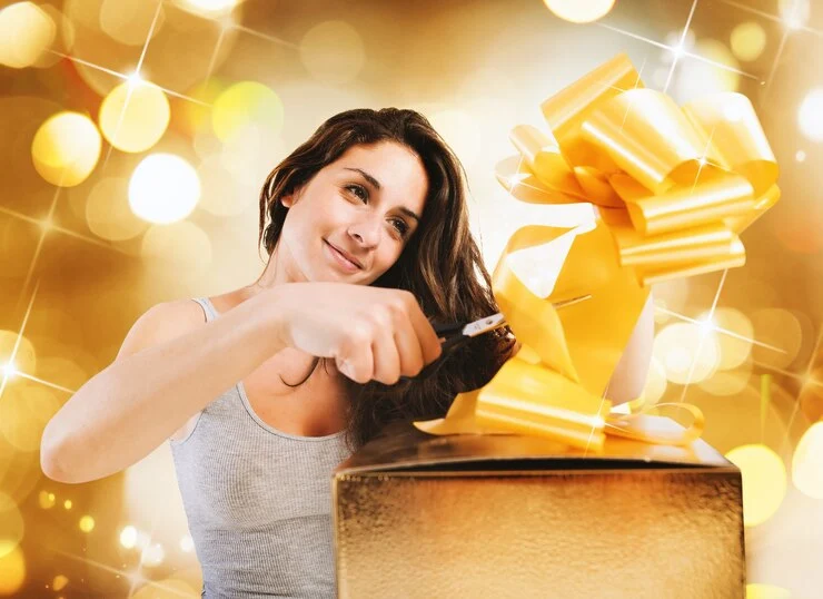 Menina comemorando grande vitória no PinUp Casino