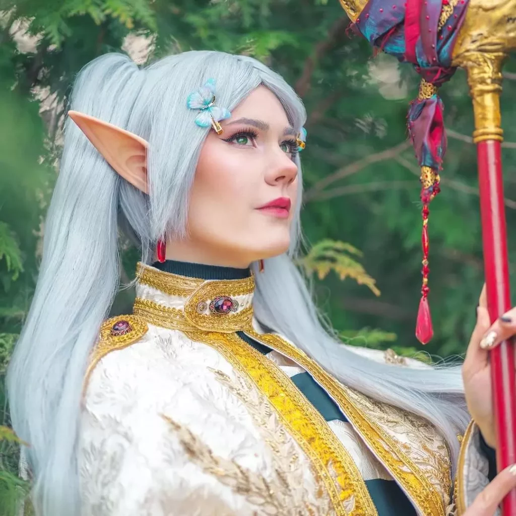 Ace encanta fãs com o cosplay da icônica elfa Frieren, de Frieren e a Jornada para o Além