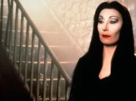 Anjelica Huston como Mortícia em A Família Addams. Imagem: Paramount Pictures/Reprodução