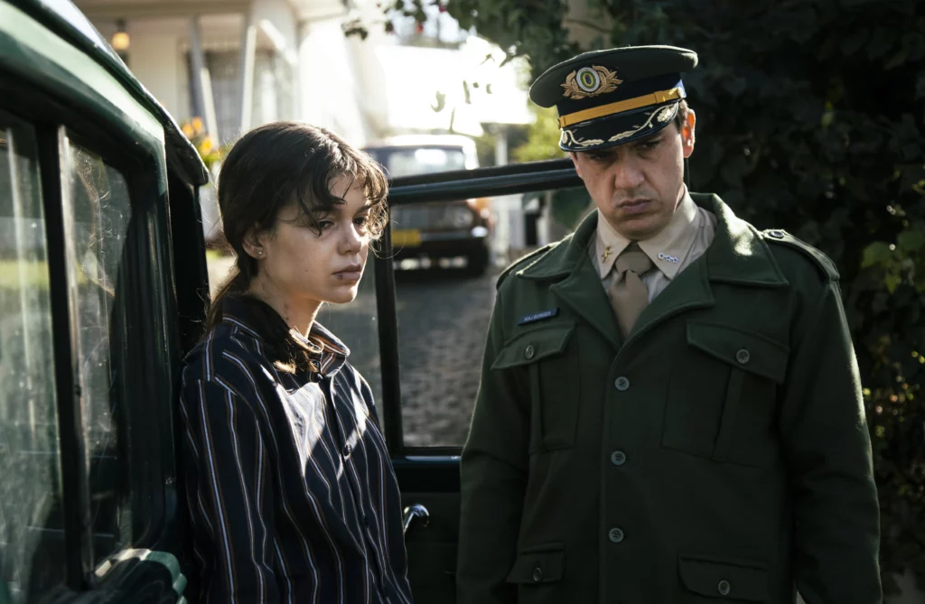 a esquerda, a protagonista de entrelinhas, ana beatriz, e ao seu lado o personagem militar gomes, de daniel chagas