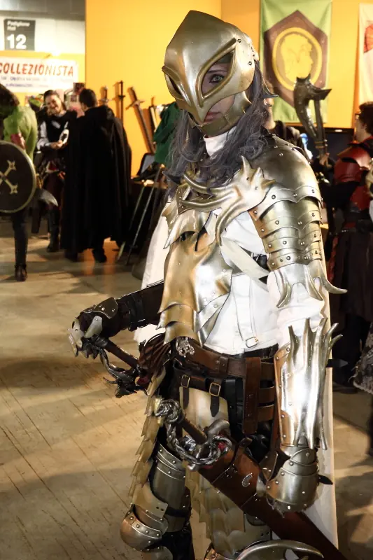 Cosplay inspirado em Griffith, de Berserk, com elmo de falcao
