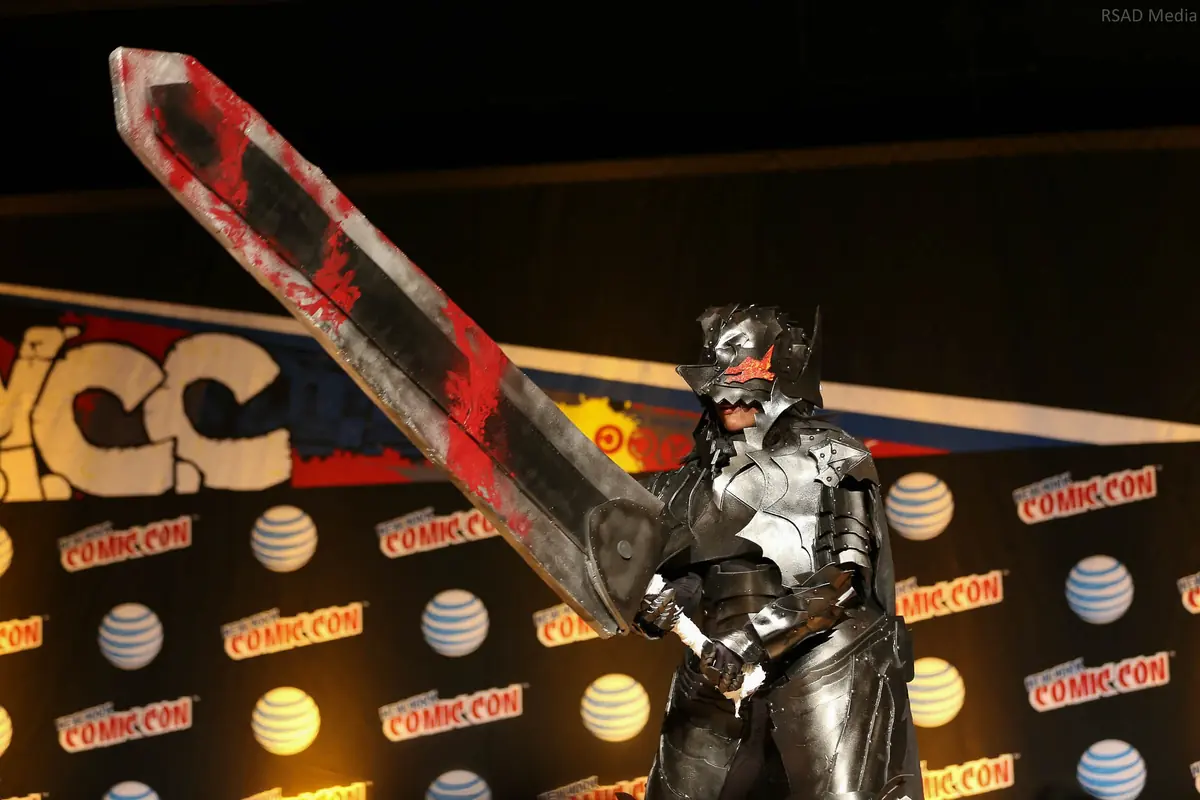 Cosplay de Guts com a Matadora de Dragoes ensanguentada, de Berserk