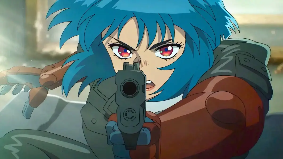 Motoko Kusanagi mira uma arma em cena de acao de Ghost in the Shell 2026