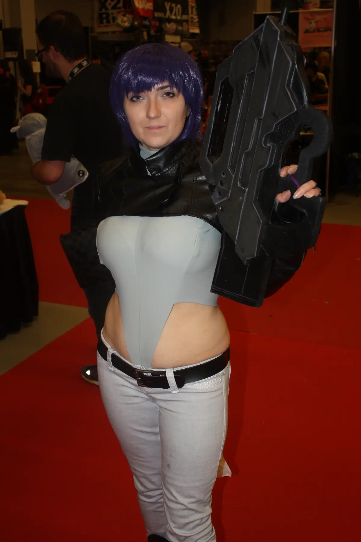 Cosplay de Motoko Kusanagi da franquia Ghost in the Shell com arma
