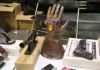 Joias do Infinito: o que cada uma faz e em que filme aparece Replica da Manopla do Infinito com as seis Joias do Infinito encaixadas