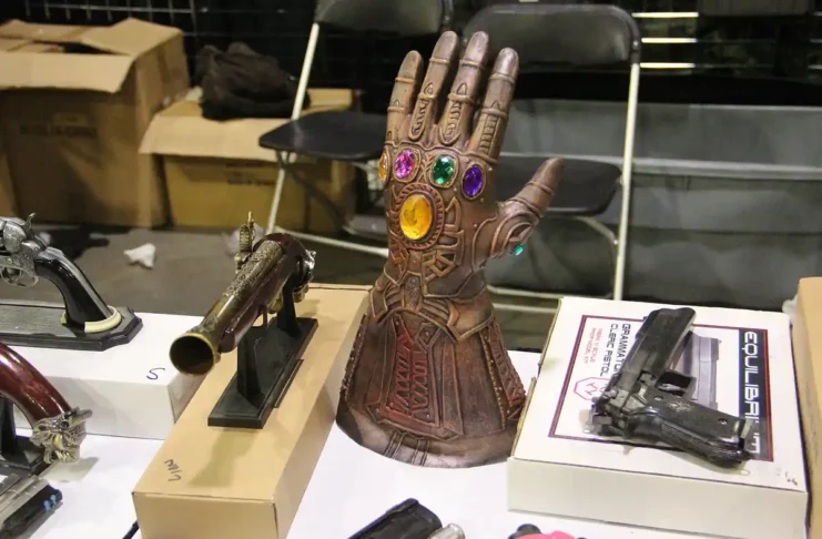 Replica da Manopla do Infinito com as seis Joias do Infinito encaixadas